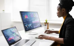 analyste de données affichant des informations sur un moniteur