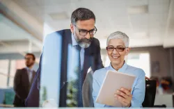 consultant et client bancaire regardant une tablettelooking at tablet