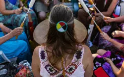 Tambours sacrés utilisés lors d’un chant spirituel