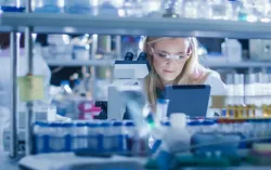 Eine Frau sitzt im Labor