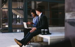 un homme et une femme discutent de leur projet