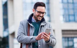 Geschäftsmann nutzt einen Chatbot auf seinem Handy