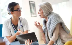 personne mature consultant un médecin à domicile