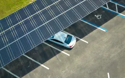 voiture sur parking avec toit solaire
