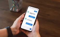 Eine Person nutzt einen Chatbots auf dem Handy