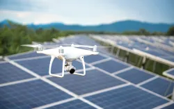 Drone fliegt über eine Photovoltaikanlage