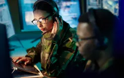 Deux militaires travaillant devant des écrans d’ordinateur