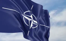 NATO-Flagge als Symbol für internationale Verteidigungszusammenarbeit