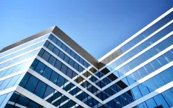Moderne Büroarchitektur mit klaren Linien als Symbol für AI Governance in Banken und strukturierte KI-Strategie unter regulatorischen Anforderungen