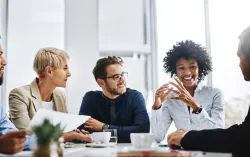 gens d'affaires parlant lors d'une réunion