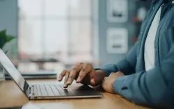 Personne tapant dans un ordinateur portable