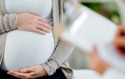 Femme enceinte avec spécialiste de la FIV