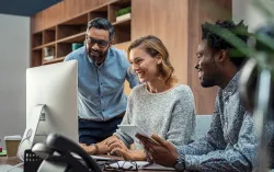 Trois professionnels regardant un écran d'ordinateur