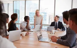 Consultants qui discutent du bureau du chez de la direction informatique