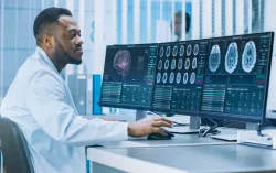 Ein Radiologe schaut sich die Aufnahmen eines Gehirns an