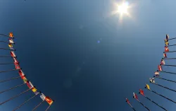 Drapeaux internationaux contre le ciel bleu