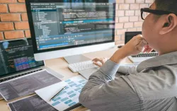 développeur de logiciels au travail