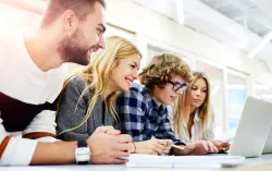 Étudiants étudiant devant un ordinateur portable