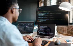 programmeur écrivant du code