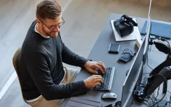 Arbeit an einem digitalen Verwaltungsportal im Büro