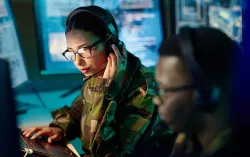 Zwei Soldaten arbeiten an einem Computer und arbeiten mit der CGI Lösung AI FELIX