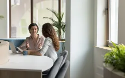 deux femmes qui discutent