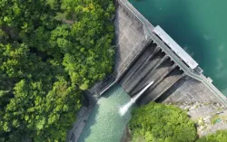 vue aérienne d'un barrage entouré d'arbres