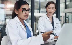 deux professionnels de la santé examinant des données sur un moniteur