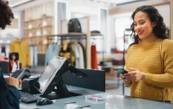 Femme effectuant un paiement