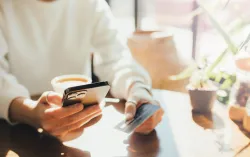 Femme utilisant une carte pour effectuer un paiement