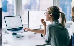 femme travaillant sur un ordinateur et un ordinateur portable