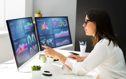 femme travaillant avec des données sur un ordinateur