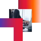 Homme d’affaires en costume noir travaillant et tapant sur le clavier de son ordinateur portable, naviguant sur Internet avec une tablette numérique sur son bureau.