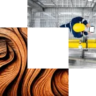 Ingénieur inspectant des installations industrielles avec une tablette depuis une passerelle métallique