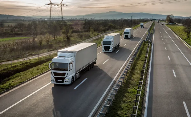Lastebiler på motorvei, representerer flåte- og mobilitetsbetalinger.
