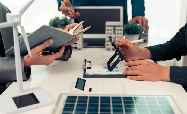 Des collaborateurs en réunion performance projets