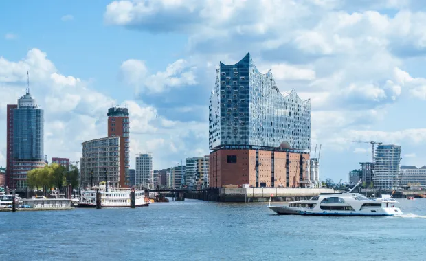 Hamburg, Elbphilharmonie und weitere moderne Bauten mit Hafenrundfahrt