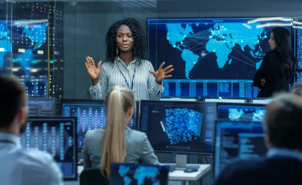 L'ingenieur en chef du projet organise un briefing pour une equipe de scientifiques qui construisent un systeme d'apprentissage automatique