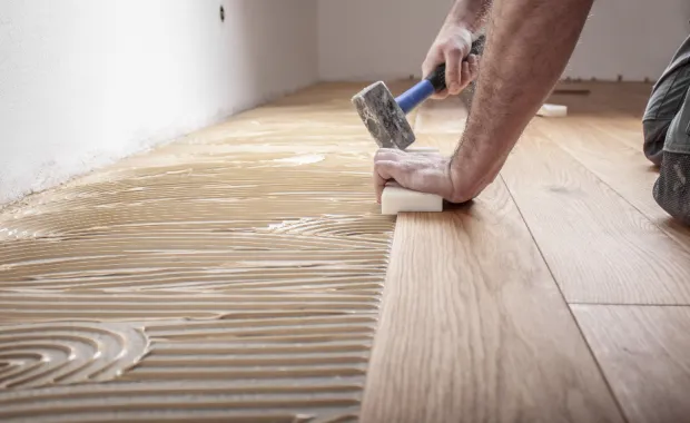 une personne bricolant