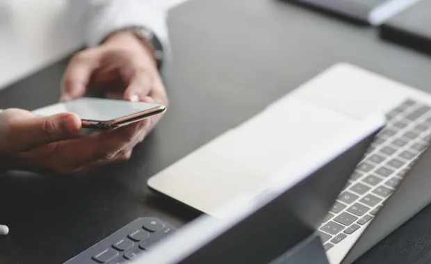 Une personne tient son téléphone