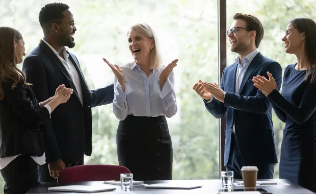 Équipe de professionnels réunis autour d'une initiative collaborative.