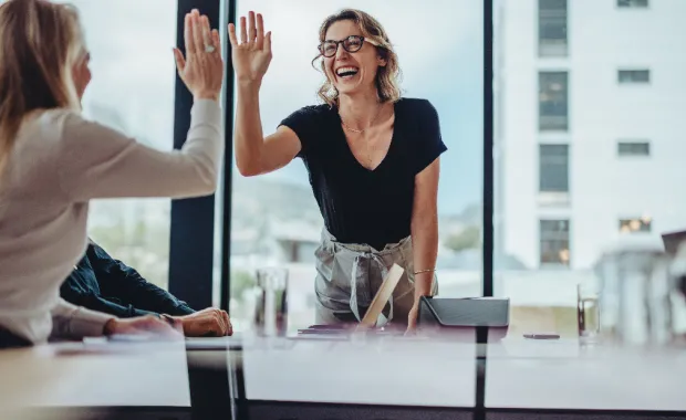 eux femmes échangent un tape-m’en-cinq