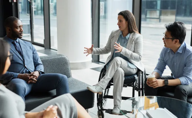 Groupe diversifié de professionnels réunis dans le hall d’un bureau