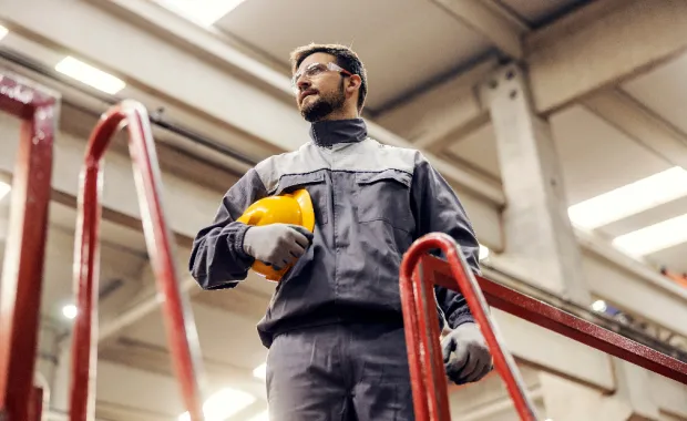 Un homme qui travaille dans l'industrie 