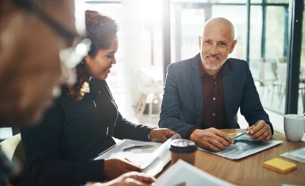 Réunion, finances et planification d'un homme senior avec leadership, travail d'équipe et discussion de groupe pour la collaboration. Véritable personne commerciale, financière et comptable, patron ou personnes ayant du succès et de la paperasse