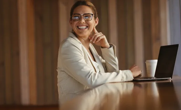 Kuvituskuva: hymyilevä nainen tietokoneella