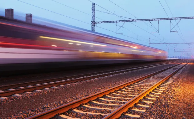Un train qui entre dans une gare