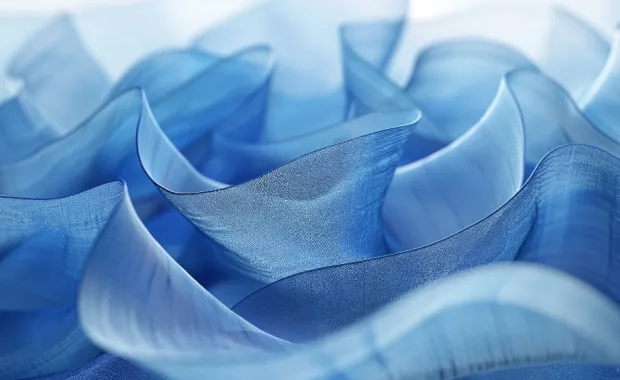 Tissu bleu translucide aux formes ondulées et fluides