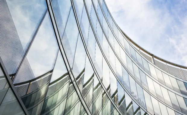 Un bâtiment moderne en verre avec une architecture circulaire