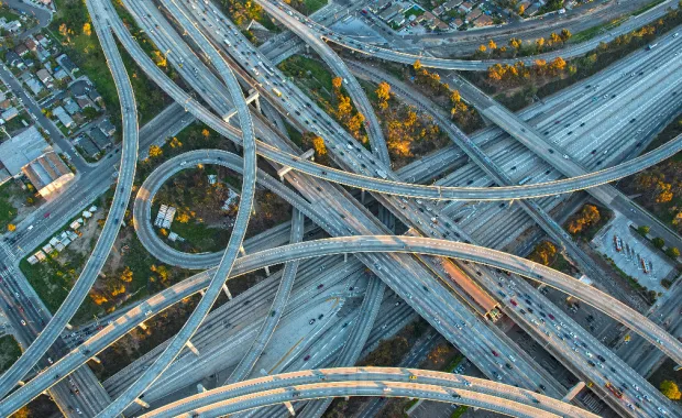 Vue aérienne d’un échangeur routier dans un paysage urbain